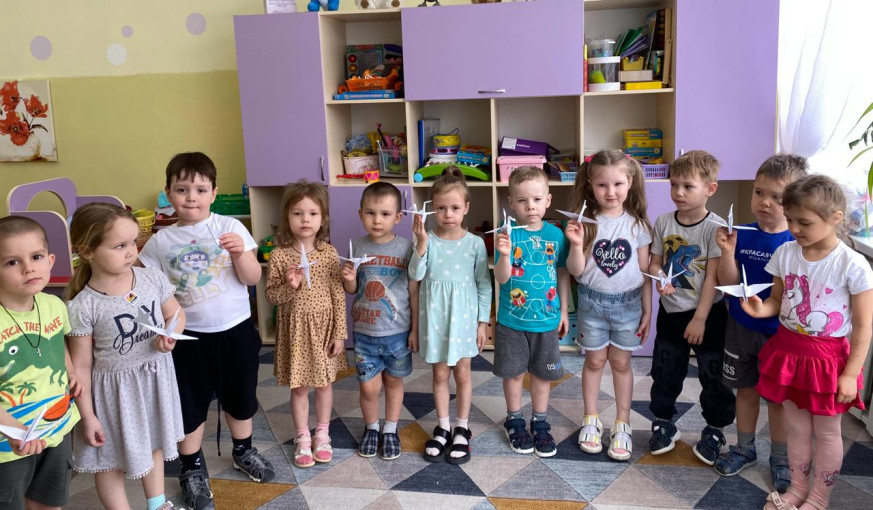 Воспитанники и педагоги средней группы "Колокольчики" присоединяются к акции "Журавли" в память о жертвах теракта в "Крокус Сити Холле". Воспитанники и педагоги средней группы "Колокольчики" присоединяются к акции "Журавли" в память о жертвах теракта в "Крокус Сити Холле".